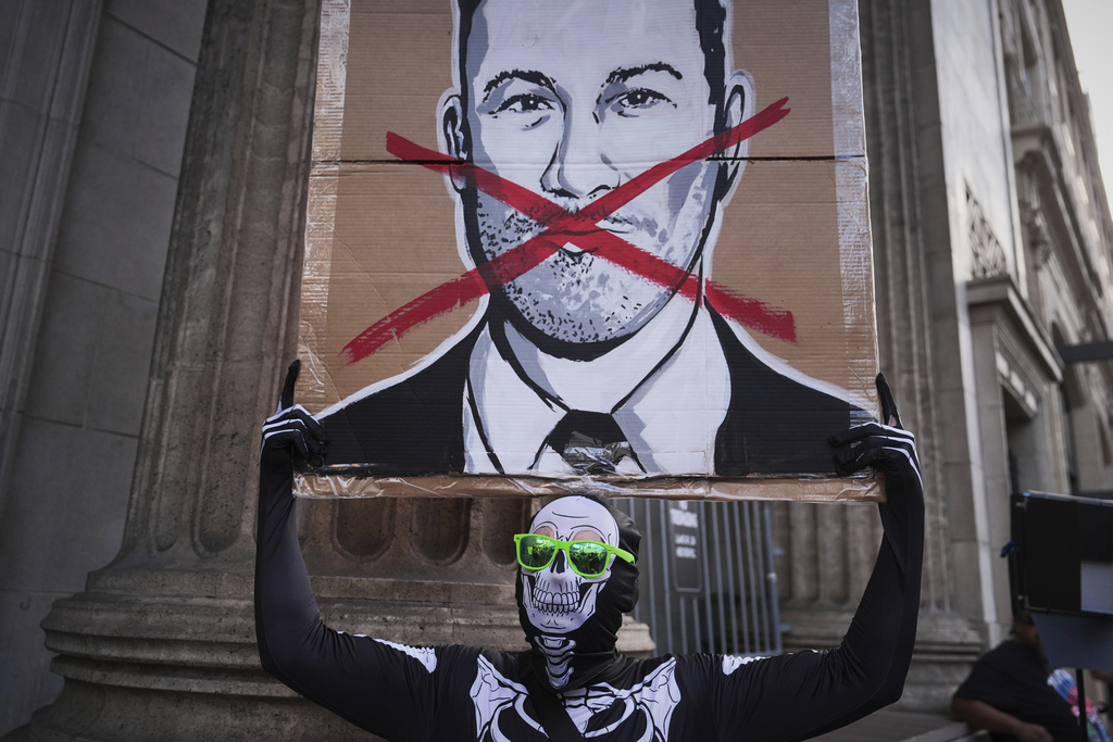 NextImg:Trump’s fascist takeover of the FCC lasted five days