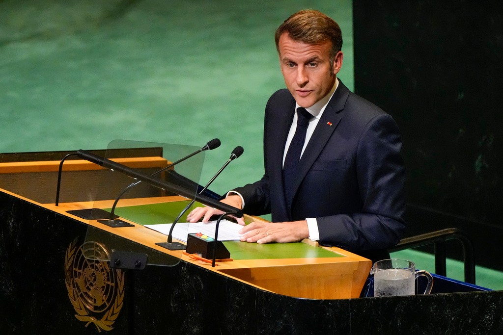 NextImg:Macron forced to walk NYC when Trump's motorcade blocks his