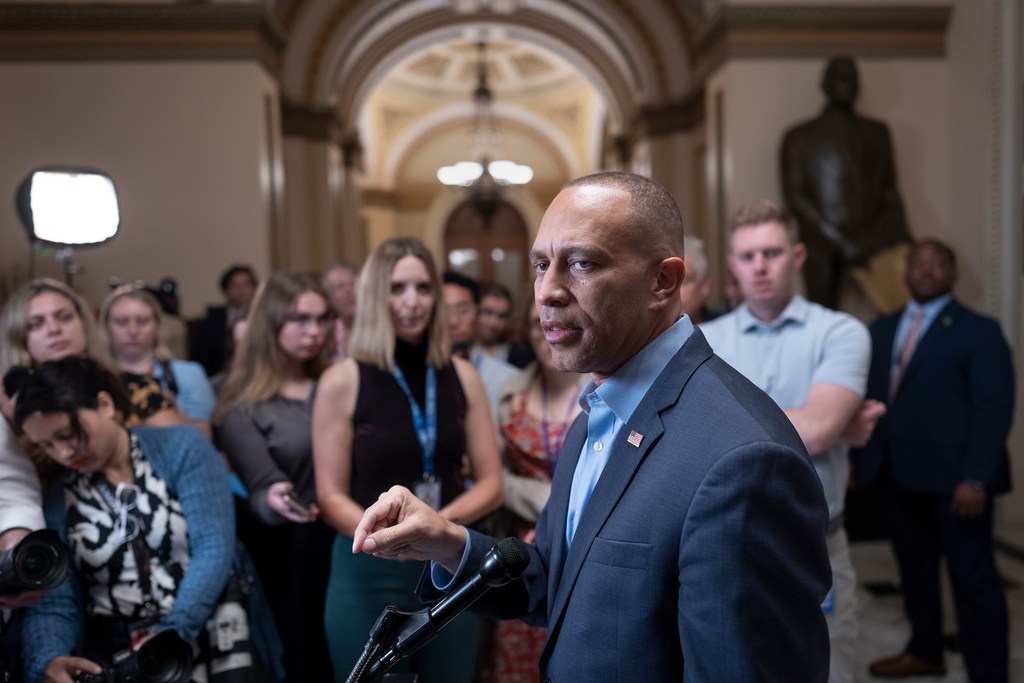 NextImg:Democrats blast Trump's federal layoff plans ahead of the shutdown