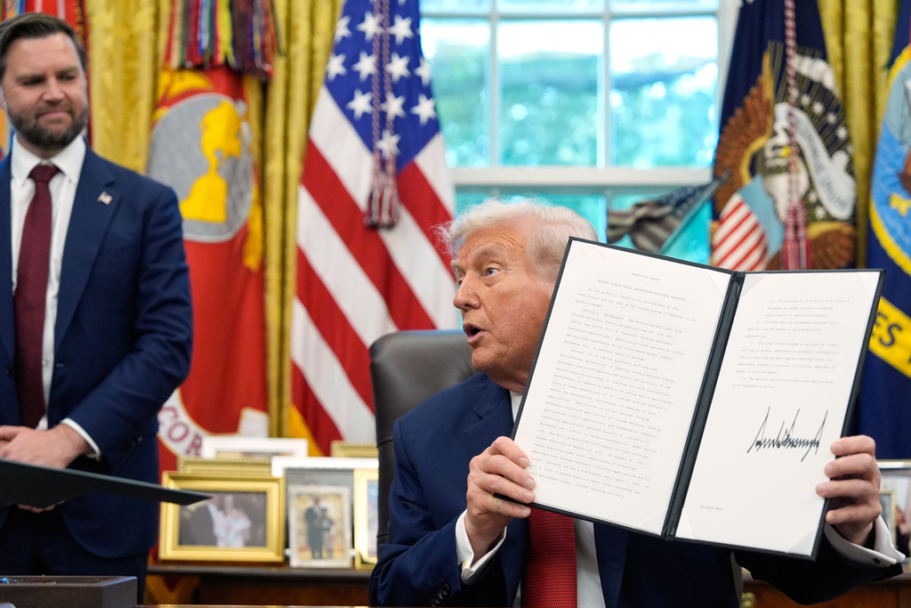 NextImg:Trump signs executive order keeping TikTok in US