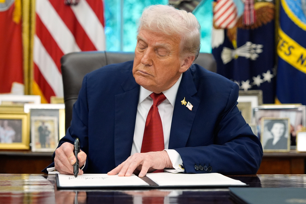 NextImg:Trump signs memo to target antifa and domestic terrorism