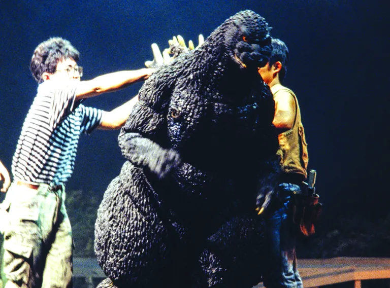 Maquette et effets spéciaux lors du tournage du film 'Godzilla vs Space Godzilla' à Tokyo en juillet 1994 (Photo by Kaku KURITA/Gamma-Rapho via Getty Images)