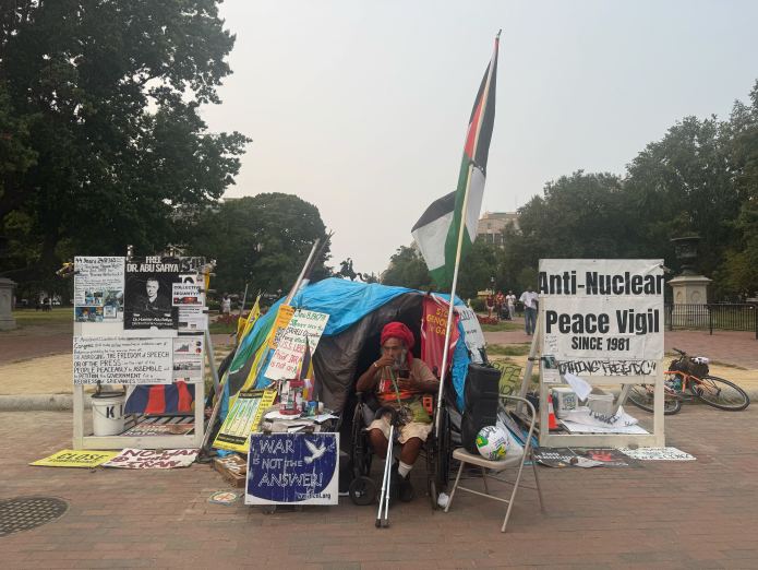 The peace vigil outside the White House on Sept. 5, 2025. (Naomi Lim/Washington Examiner)