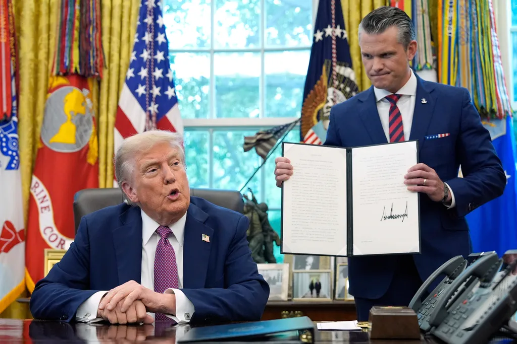 NextImg:Trump reposts meme threatening Chicago with Department of War