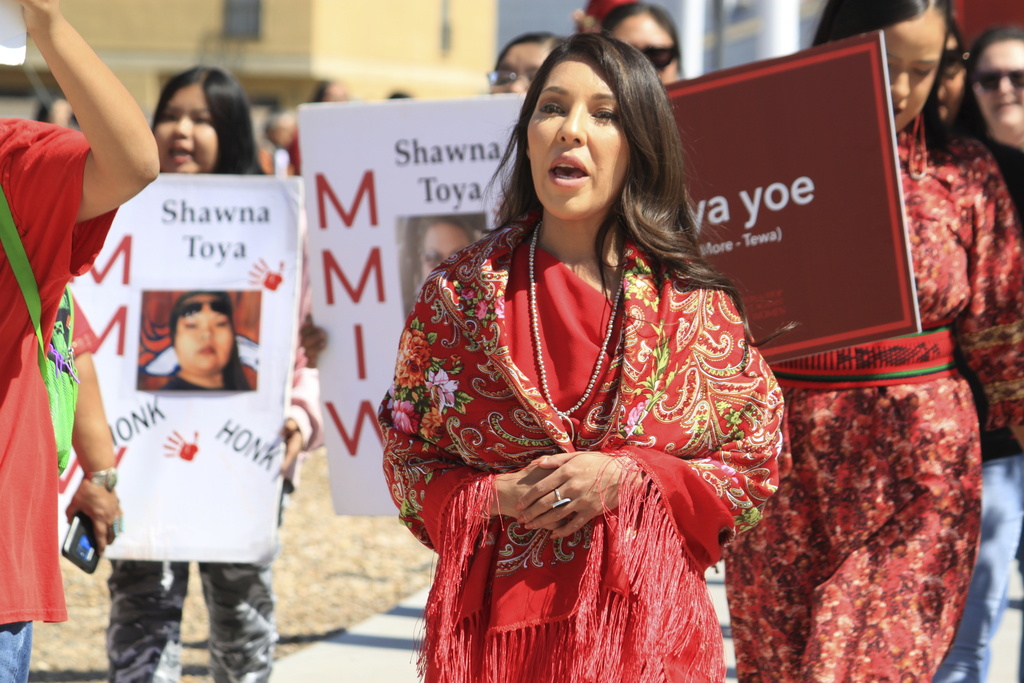 NextImg:HHS aids Native American domestic violence victims with hotline grant