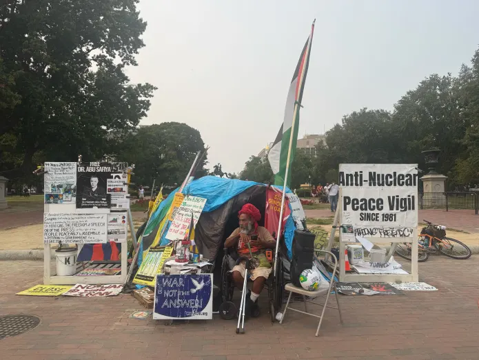 The peace vigil outside the White House on Sept. 5, 2025. (Naomi Lim/Washington Examiner)