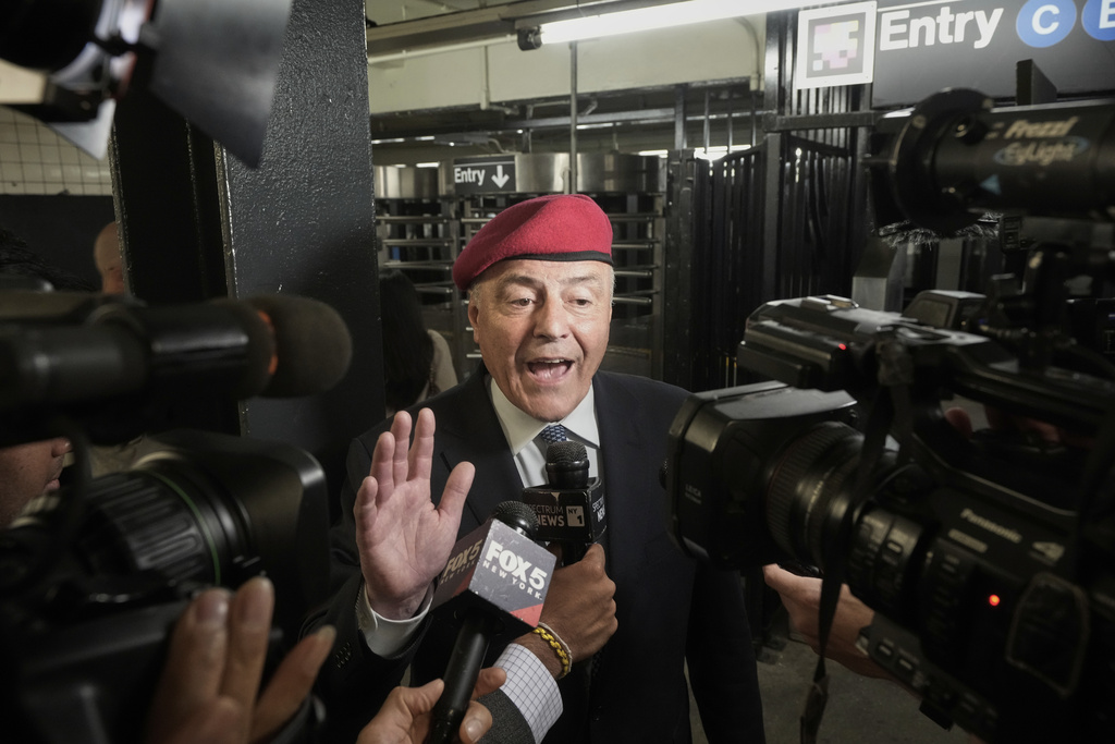 NextImg:Curtis Sliwa says Cuomo campaign tried to bribe him to exit race