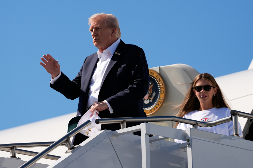 NextImg:Trump orders Hegseth to deploy troops to Portland