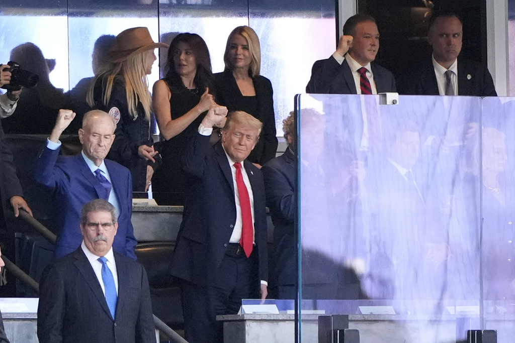NextImg:Trump gets ovation from Yankees fans on 9/11 anniversary