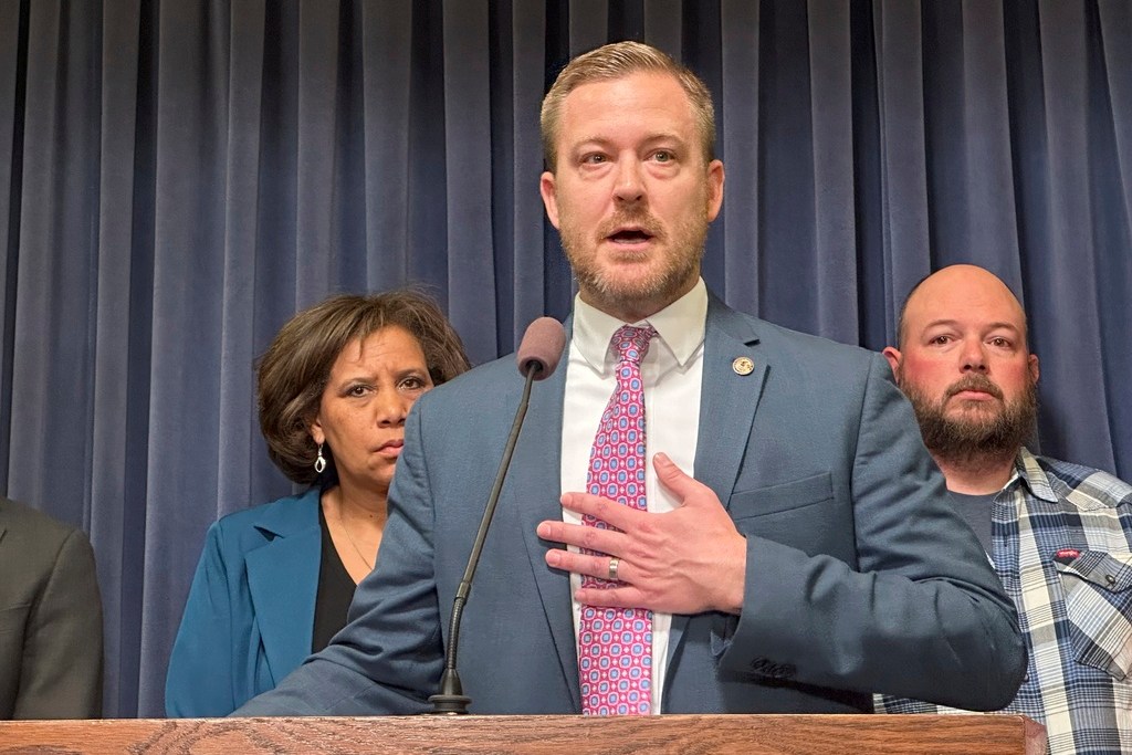 NextImg:GOP rep, Dem alderman: Sanctuary policies drove ICE surge