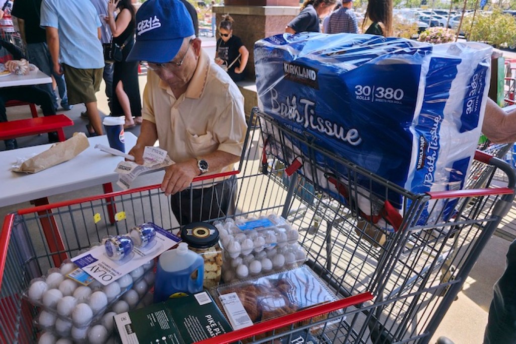 US Consumer Confidence Drops Amid Economic Uncertainty, Shutdown Effects