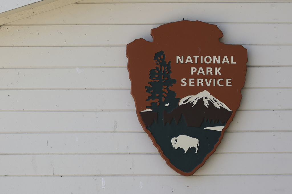 NextImg:NPS clears homeless encampment near White House during shutdown