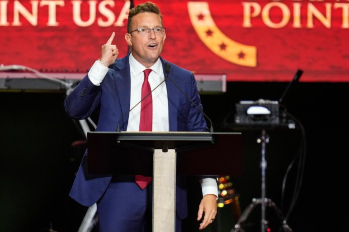 Urgente! Ativista de extrema-esquerda preso após ameaçar comentarista Benny Johnson
