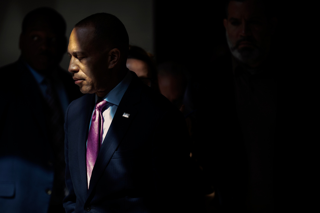 NextImg:Jeffries attempts to take national spotlight amid shutdown battle