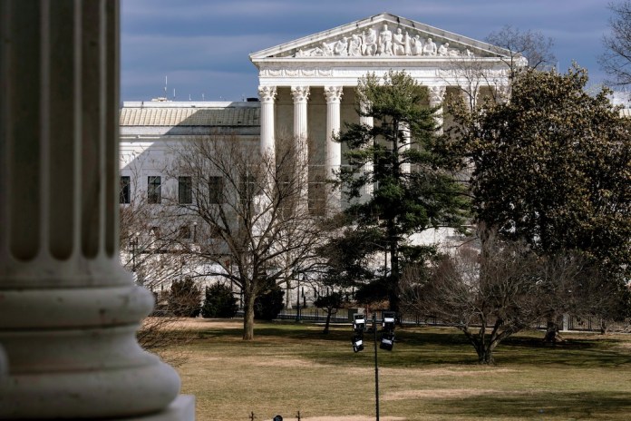 Supreme Court skeptical of allowing lawyer-client coaching during overnight trial recess thumbnail