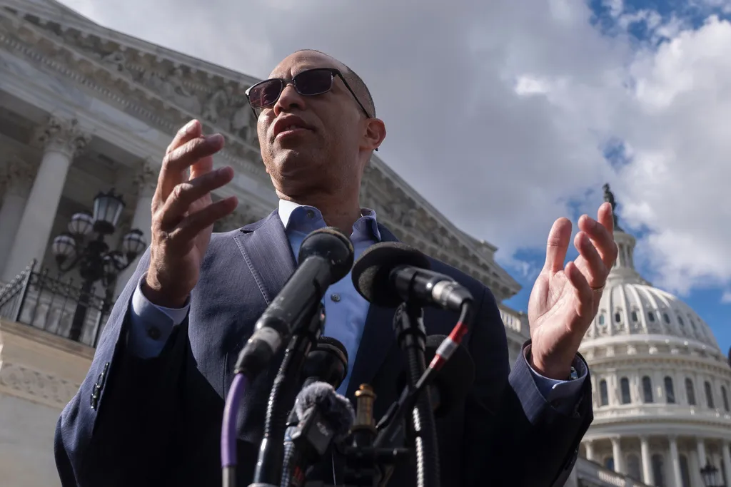 Jeffries defends ‘tremendous public servant’ Hoyer after Khanna criticism