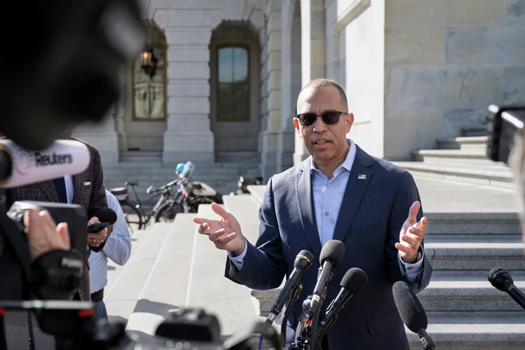 Jeffries says Republicans shut down government to ‘subsidize the lifestyles of the rich and shameless’