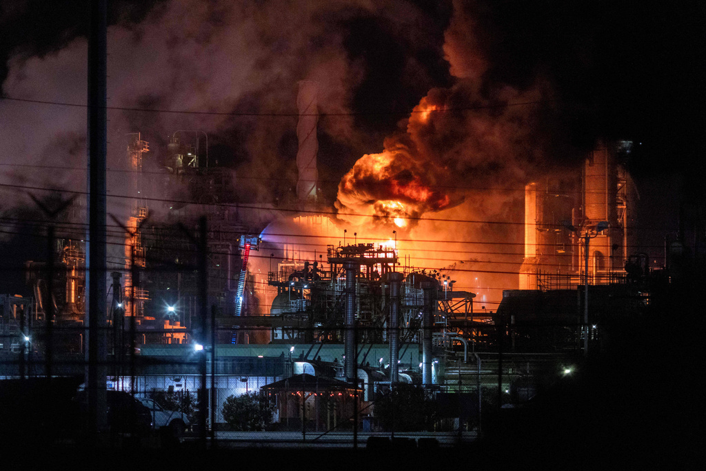 Chevron El Segundo Fire Threatens West Fuel Supply