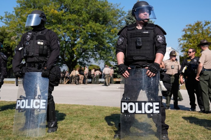 ICE agents in Chicago rammed, boxed in by vehicles, DHS says thumbnail