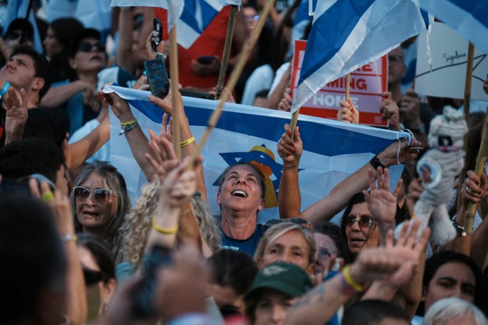 Crowd in Tel Aviv as hostages returned