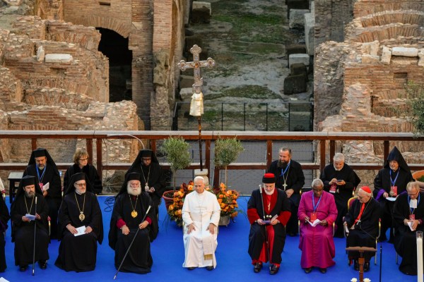Assyrian leader Mar Awa III gifts Pope Leo jersey for wrong Chicago baseball team