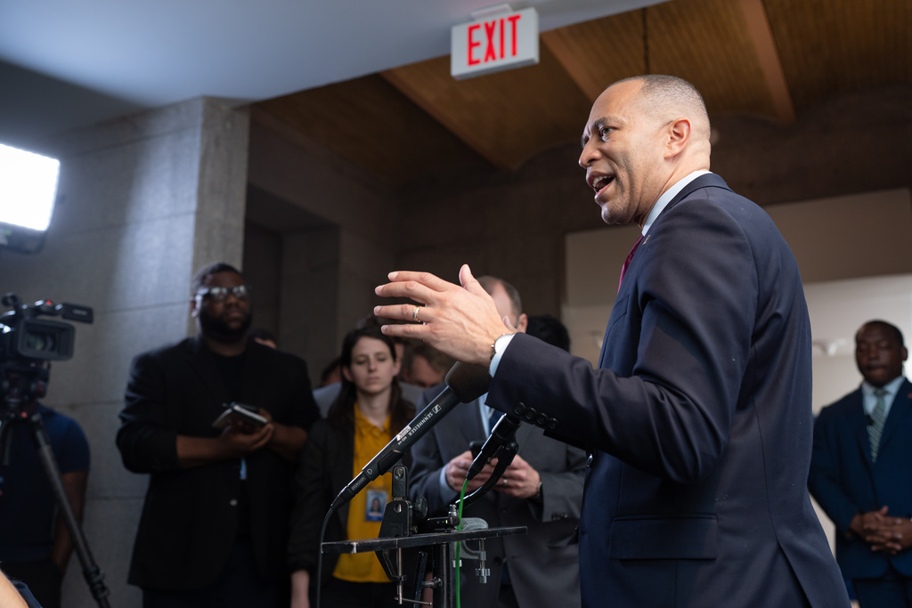 Jeffries downplays dissension in the ranks over shutdown tactics