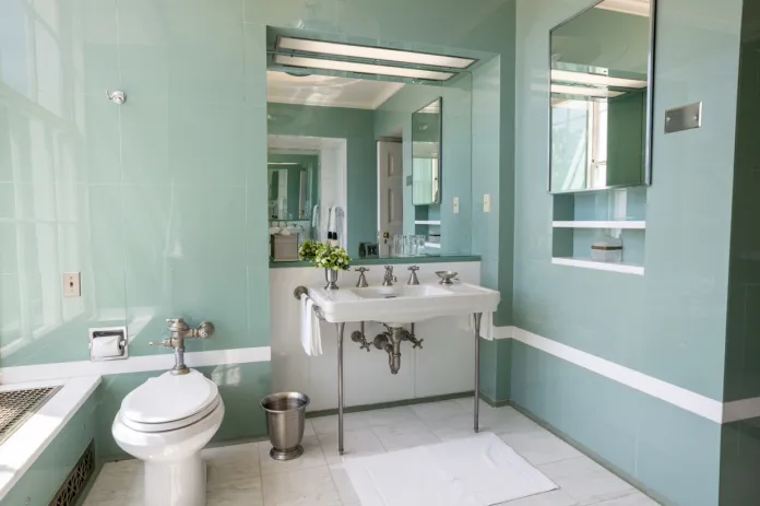 Lincoln bathroom before renovations with green tile