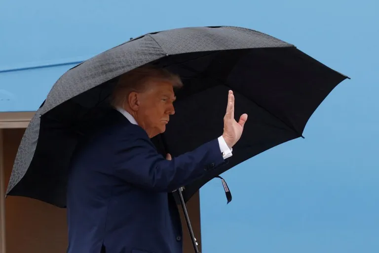 Trump boards Air Force One.