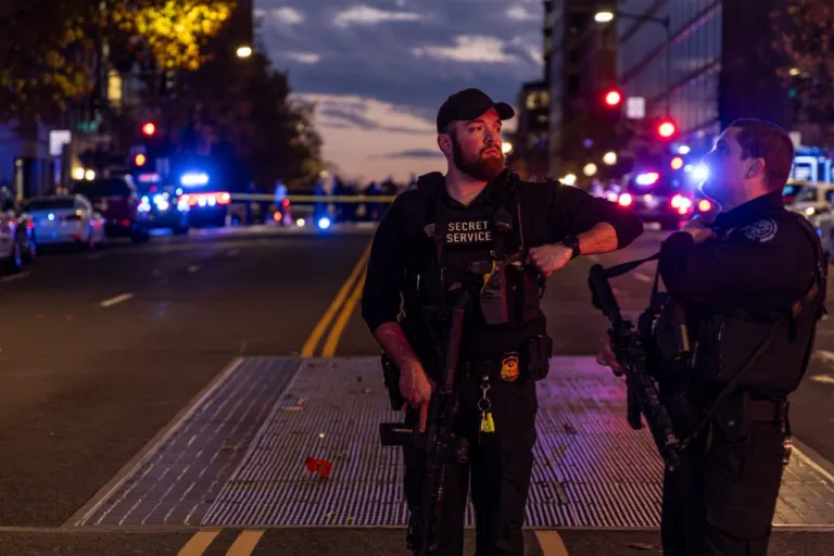 Secret Service agents near where National Guard troops were shot. Nov. 26, 2025 (Graeme Jennings, Washington Examiner)
