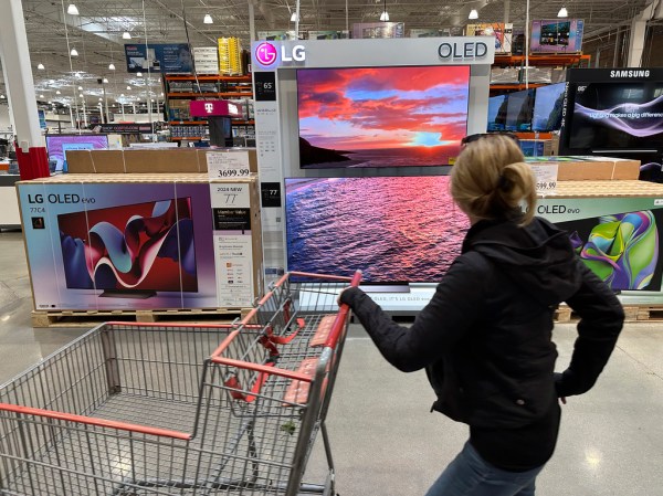 Consumer sentiment plunges to lowest in three years as shutdown hits record length