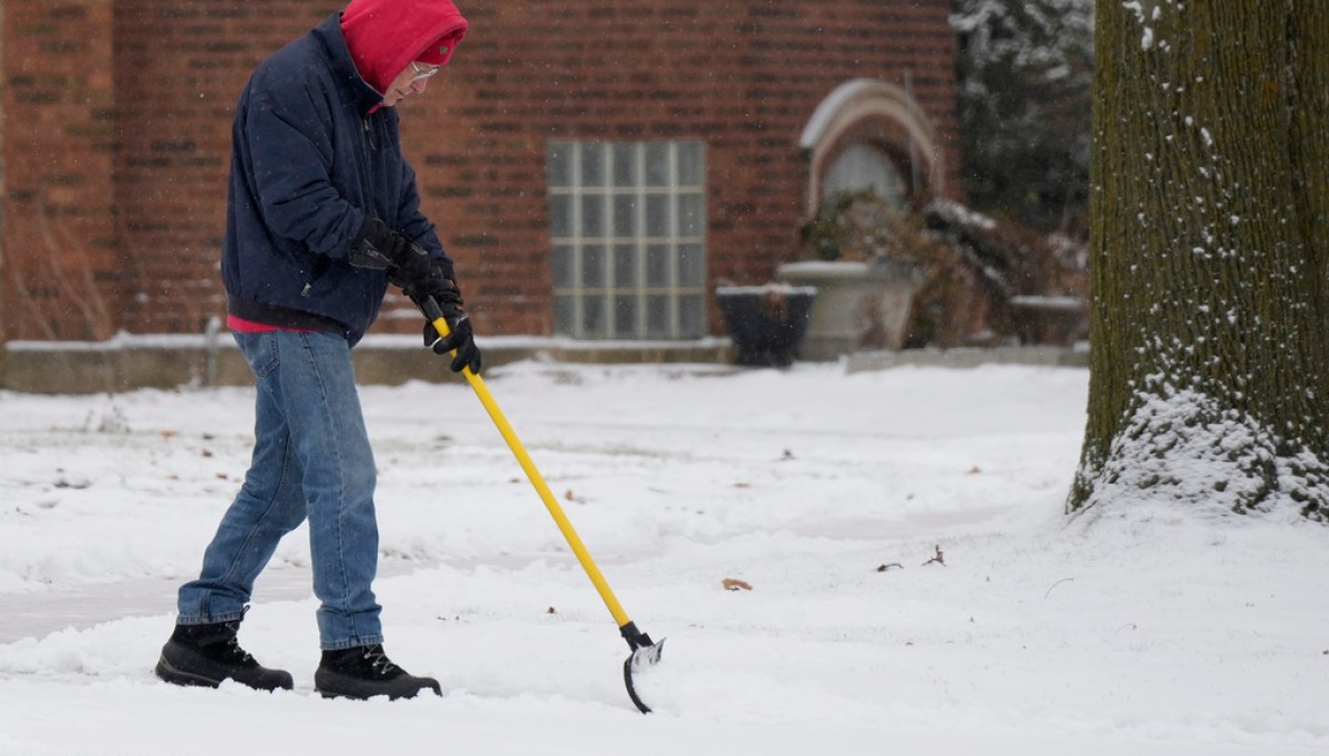 Powerful storm threatens East Coast including parts unaccustomed to heavy snow