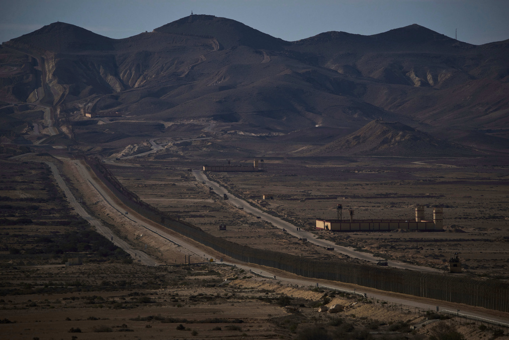 Israeli defense minister says country will close border with Egypt to combat smuggling
