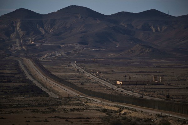 Israeli defense minister says country will close border with Egypt to combat smuggling