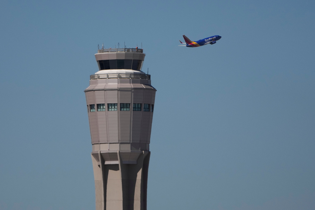 Airports see 6% flight reduction Tuesday, even as government shutdown winds down