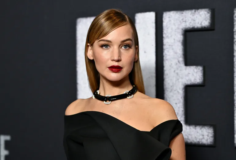 Jennifer Lawrence poses on red carpet