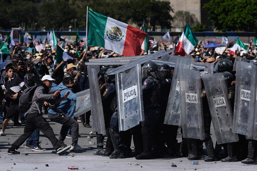 Mexican president rejects US striking drug cartels despite riots over violent crime