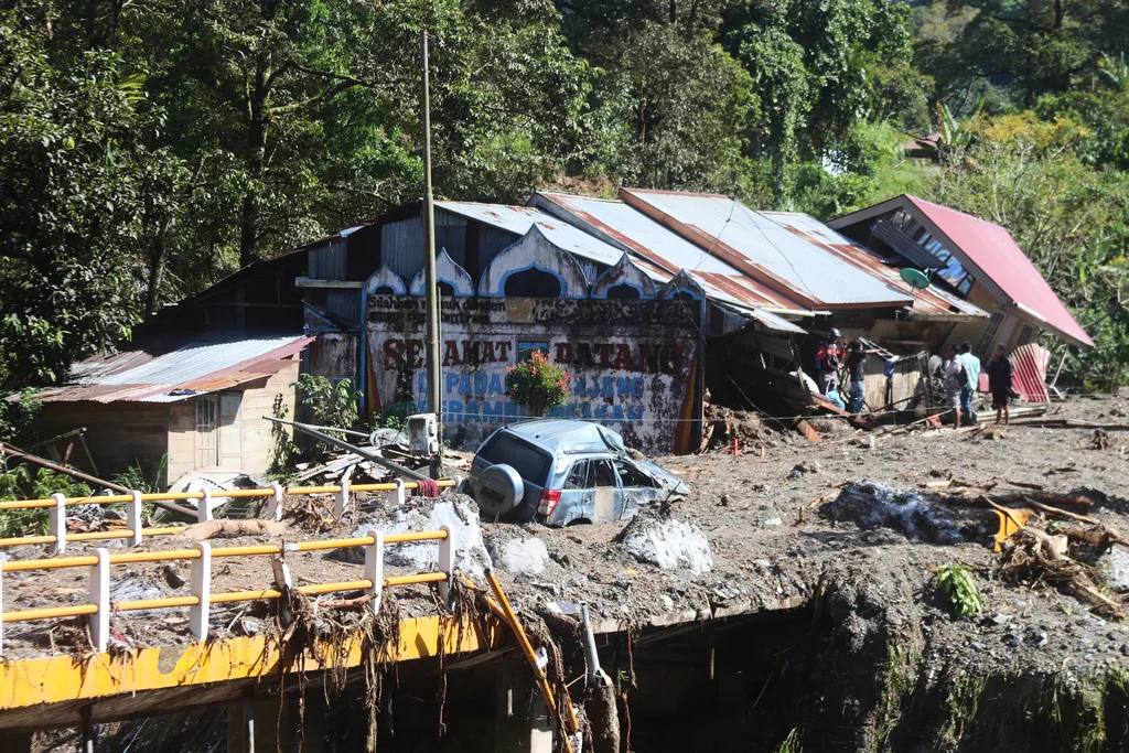 Death toll from floods and mudslides in Sri Lanka rises to 132, with 176 people still missing