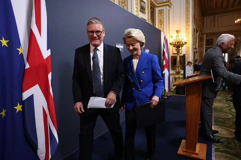 Keir Starmer, UK prime minister, left, and Ursula von der Leyen, president of the European Commission, following a news conference at the UK-EU summit at Lancaster House in London, UK, on Monday, May 19, 2025. Negotiators for the European Union and the UK have reached a deal to strengthen their post-Brexit relationship ahead of a summit on Monday, according to people familiar with the discussions and documents seen by Bloomberg. Photographer: Neil Hall/EPA/Bloomberg via Getty Images