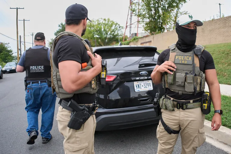 Federal agents regroup before an operation in Washington, D.C.