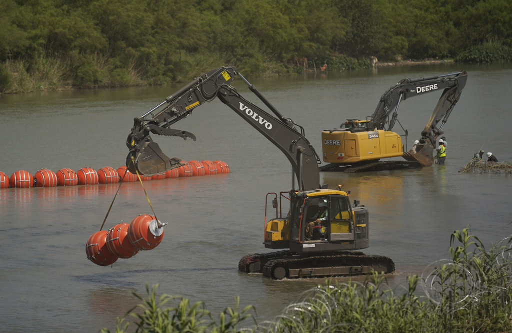Trump administration installing 500-mile wall of buoys in Rio Grande