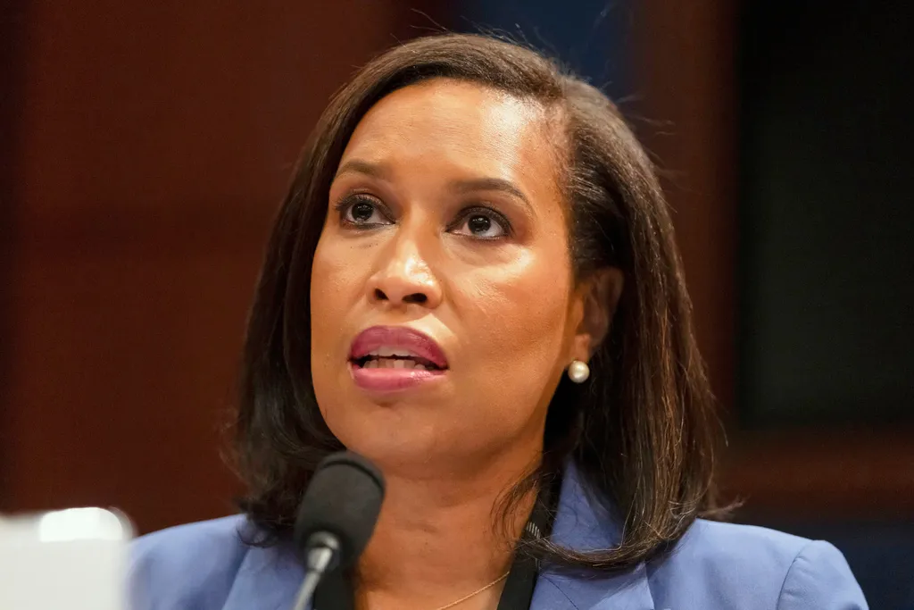 Bowser reinstates juvenile curfew in DC after council let it expire