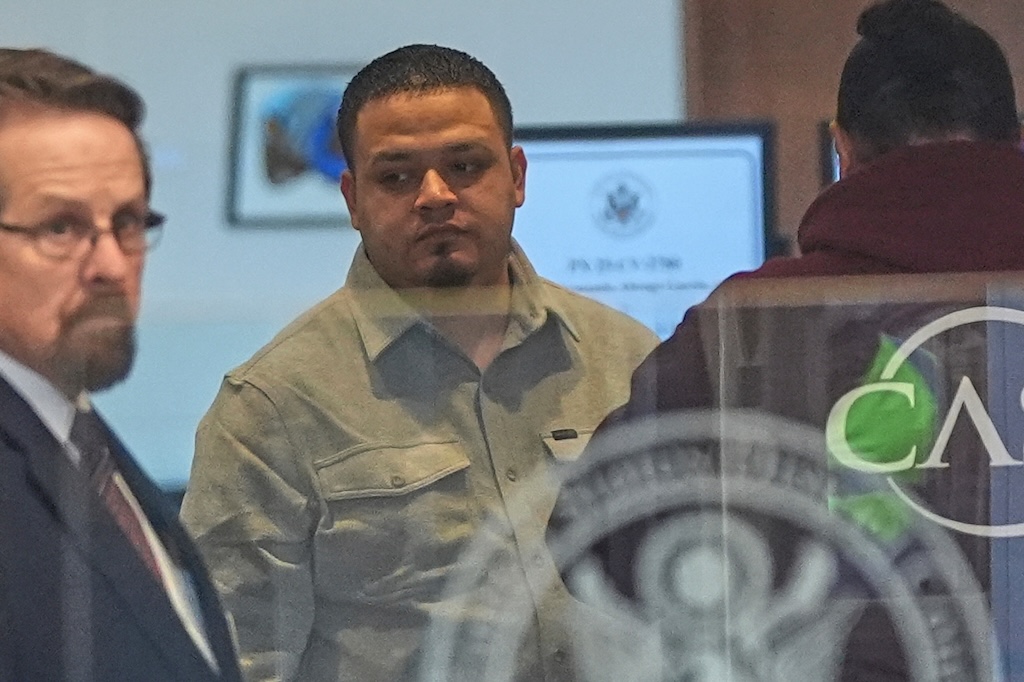 Federal judge extends bar on ICE redetaining Kilmar Abrego Garcia