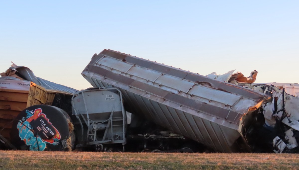 Train carrying molten sulfur derails in Kentucky