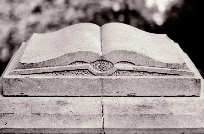 An essayist who remembers