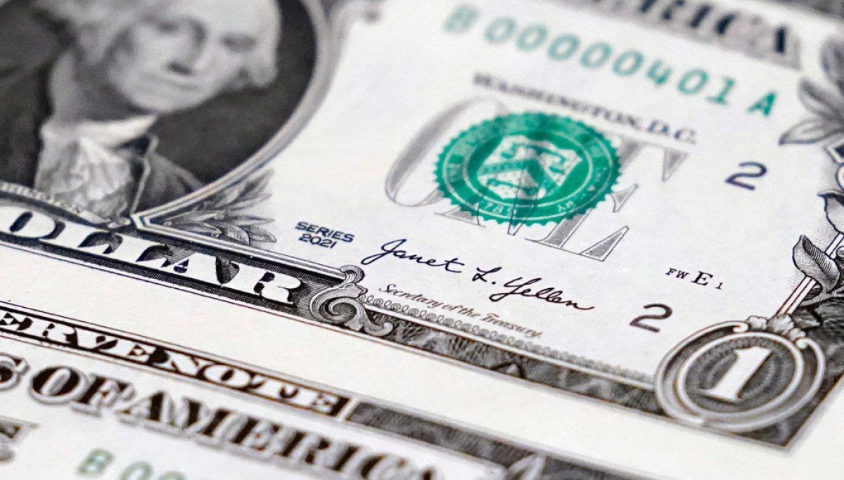 Dollar dips to four-month low on uncertainty over tariffs, Fed, shutdown