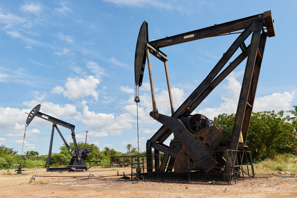 Venezuela advances plan to release oil industry from state control