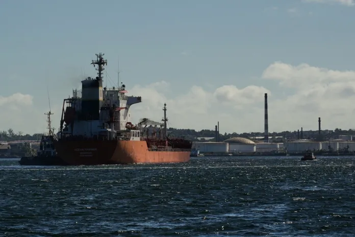 Oil tanker arrives in the water off the coast of Havana