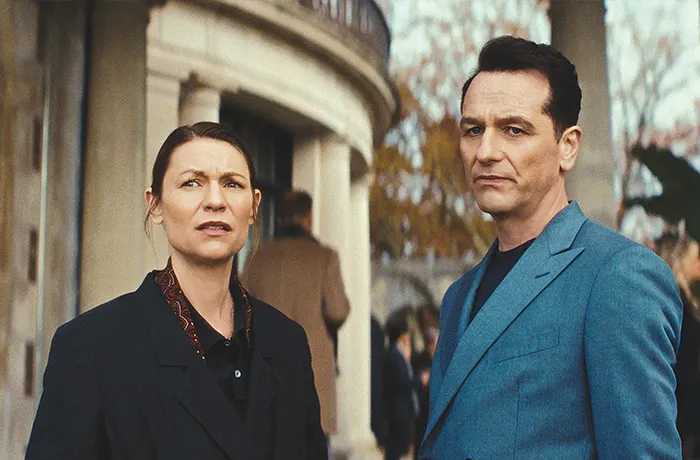 Claire Danes and Matthew Rhys in The Beast in Me. (Courtesy of Netflix)