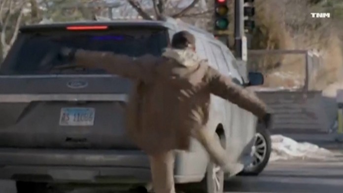 Alex Pretti kicking a federal officer's car days before being killed. 