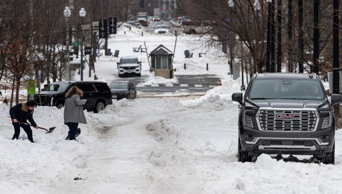 “America Prepares for Winter Storm: Experts Warn of Intense East Coast Blizzard!”